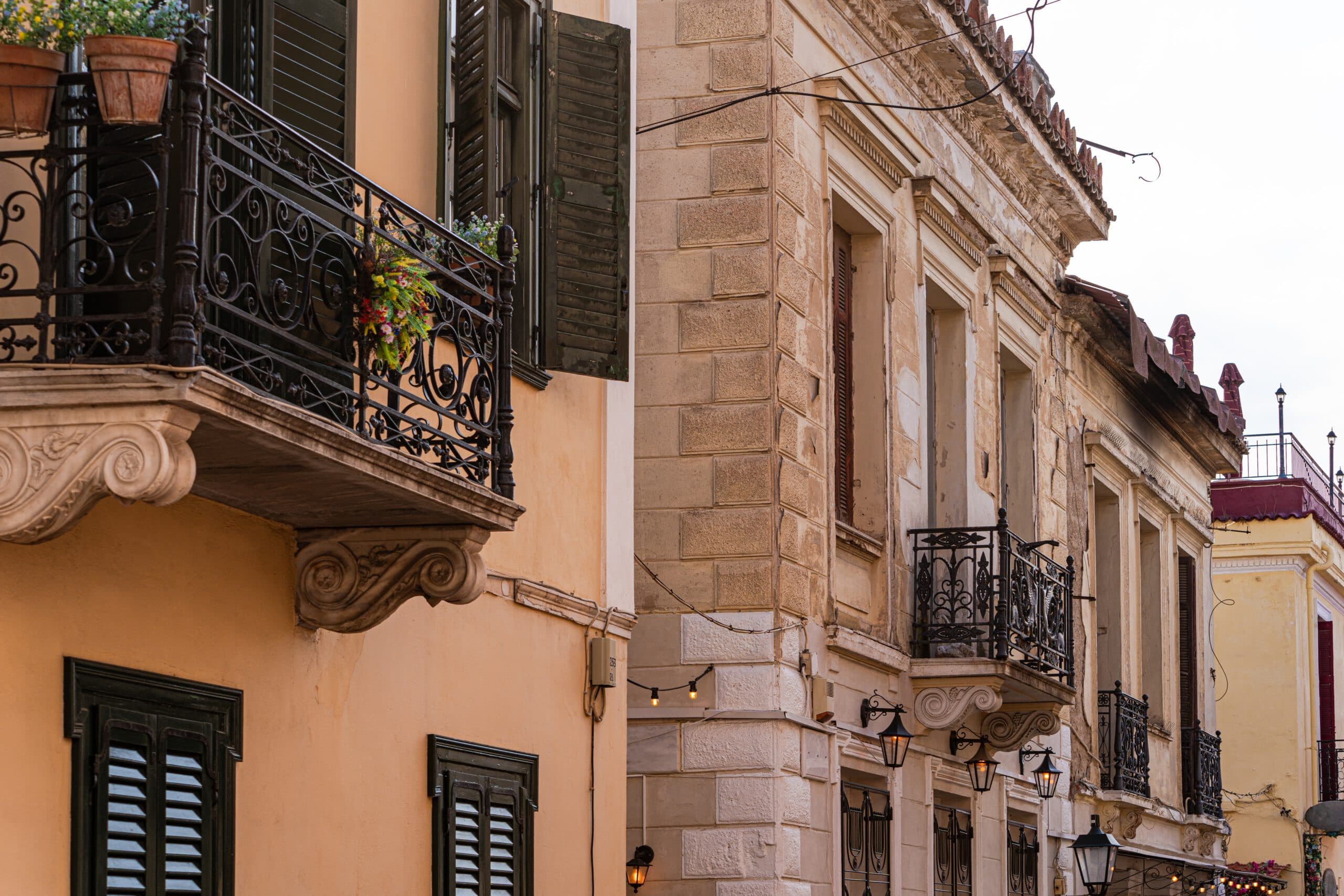 Narrow,Streets,Of,Plaka,Area,In,Athens,With,Traditional,Architecture