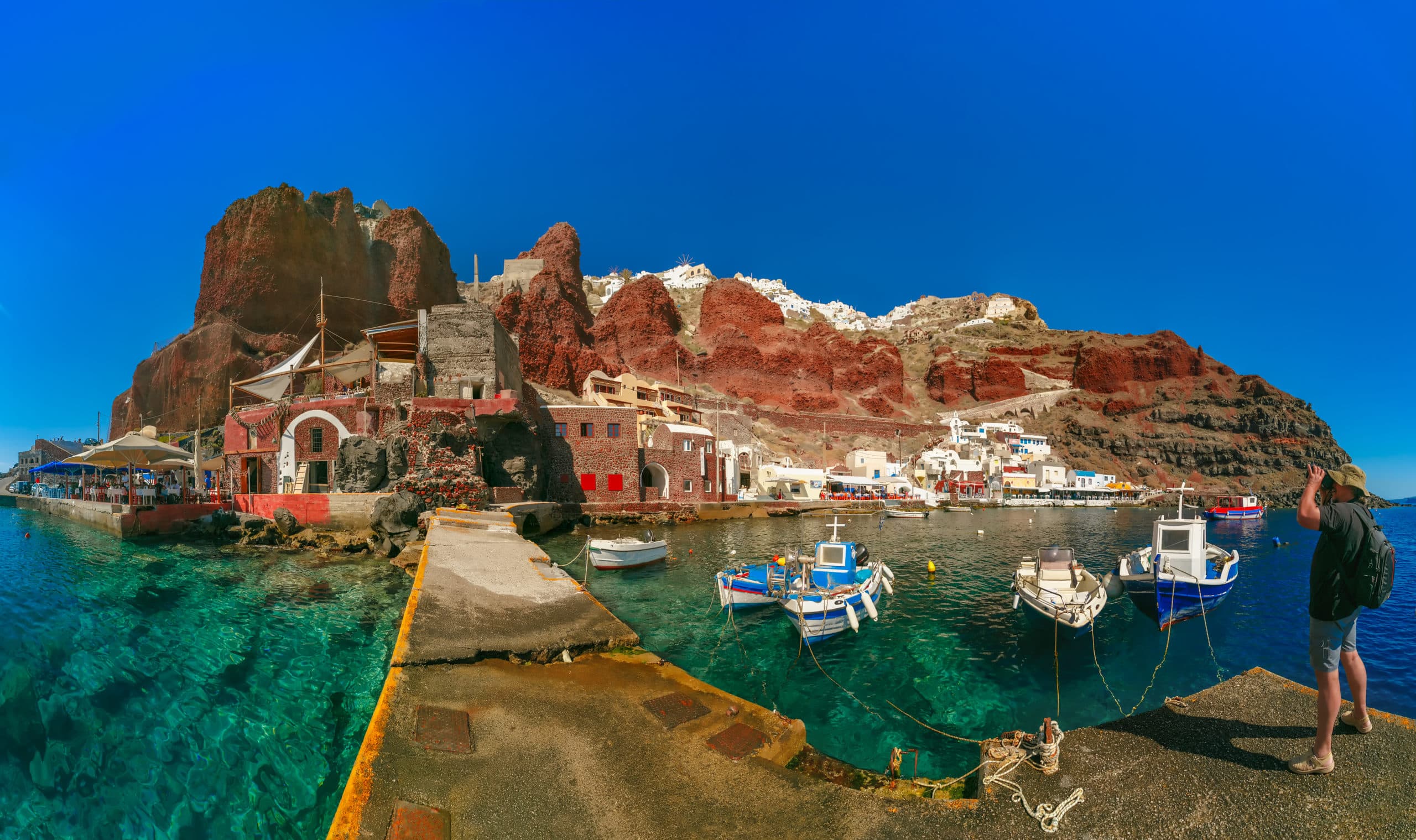 Photographer,Traveler,Takes,Pictures,Of,Old,Port,Amoudi,Of,Oia