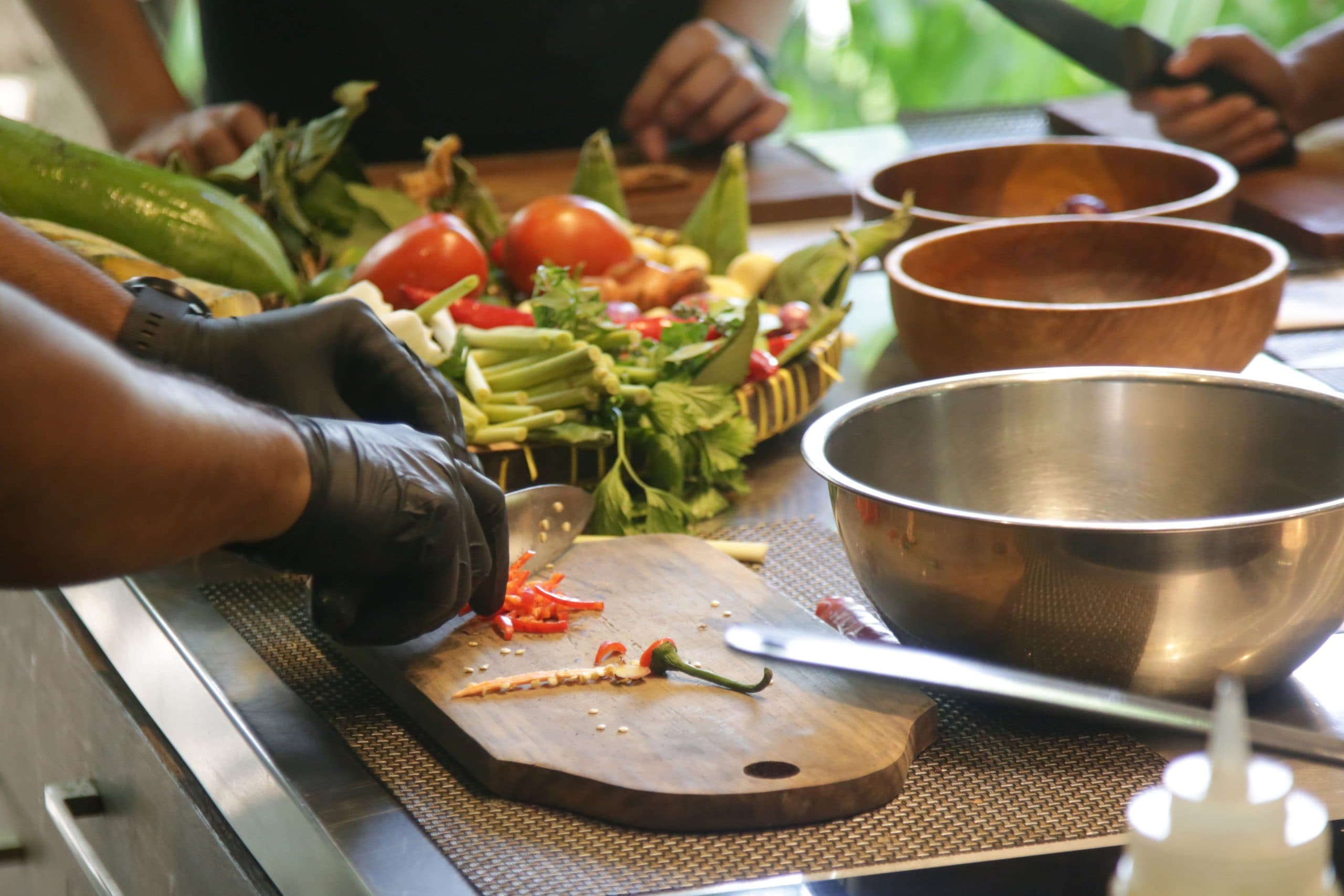 Adult,Students,Learning,Recipe,And,Preparing,Meal,In,Cooking,Class