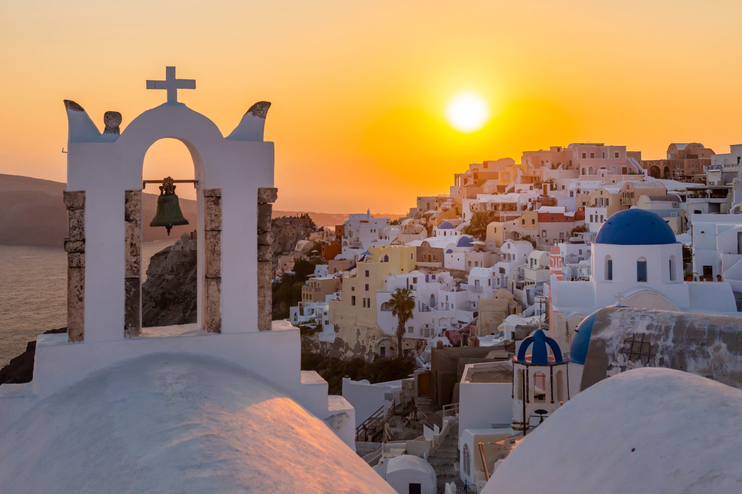View,Of,Traditional,Blue,Domed,Churches,And,White,Houses,At