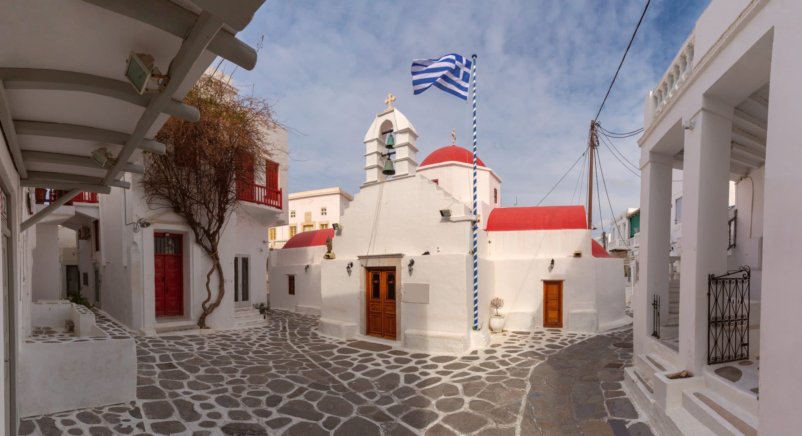 Traditional,White,Church,With,A,Bell,Tower,In,Mykonos,Town