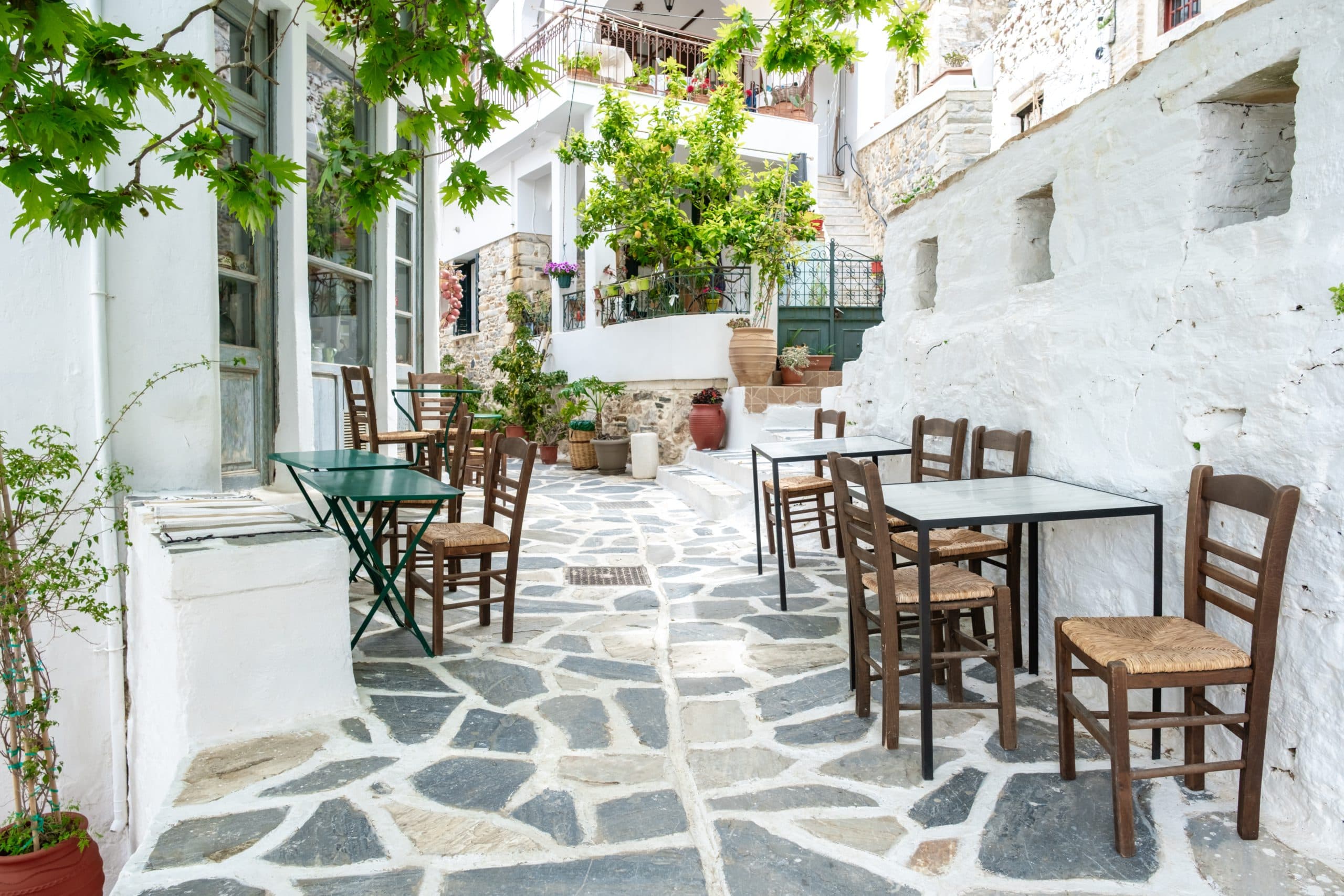 A,Picturesque,Alleyway,In,Filoti,,Naxos,,Showcasing,Quaint,Cafe,Tables
